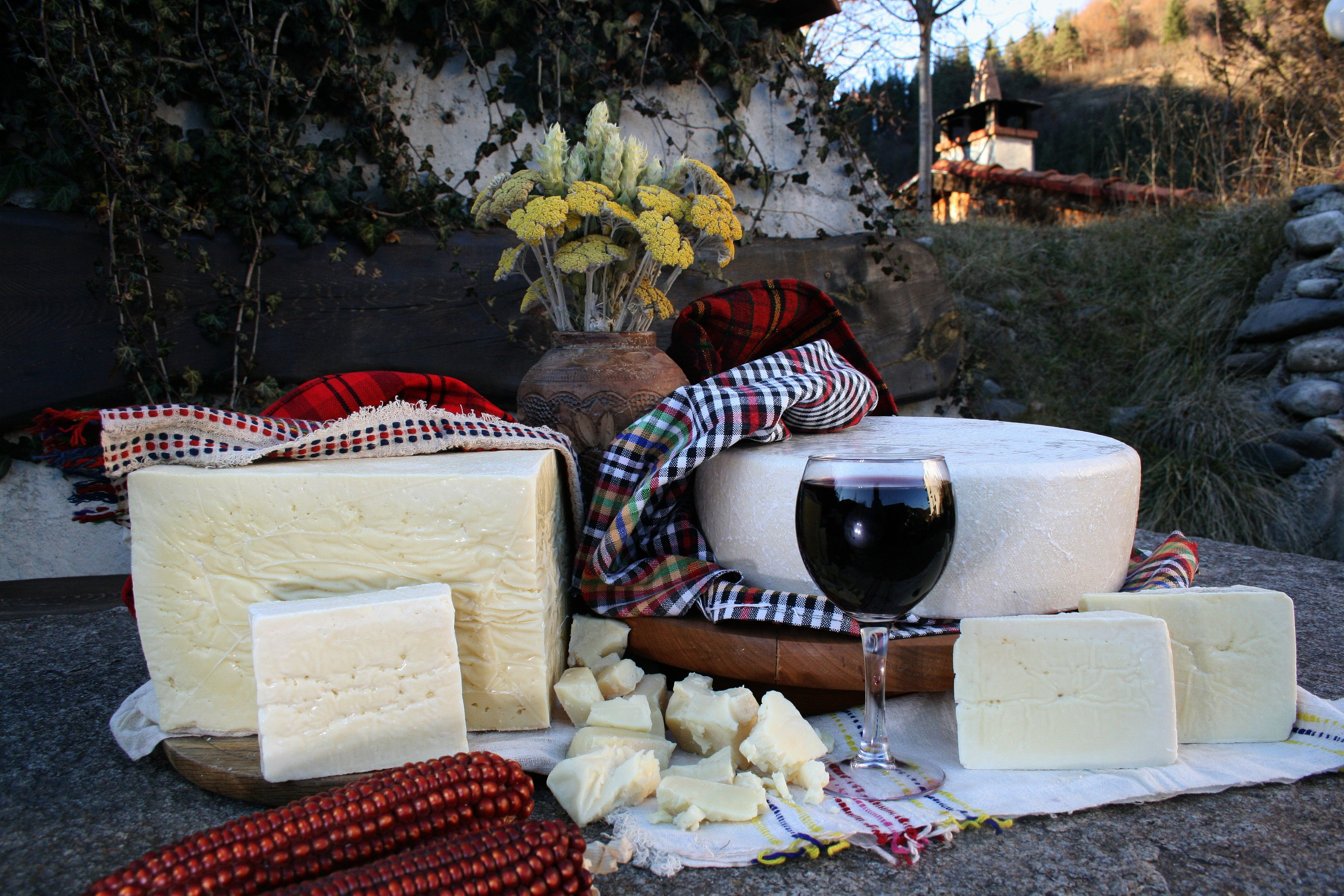 “Мъжко сирене” или как се прави родопският пармезан